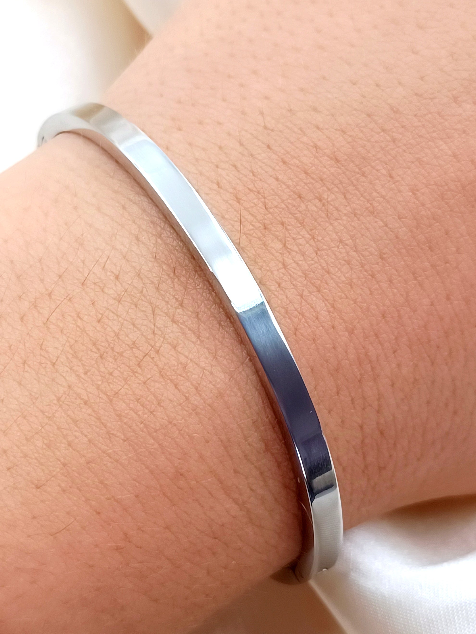 Bracciale Rigido Donna Breil In Acciaio Lucido E Ip Dorato - Verre Gioielli Bracciale Rigido Donna Breil In Acciaio Lucido E Ip Dorato - Verre Gioielli
