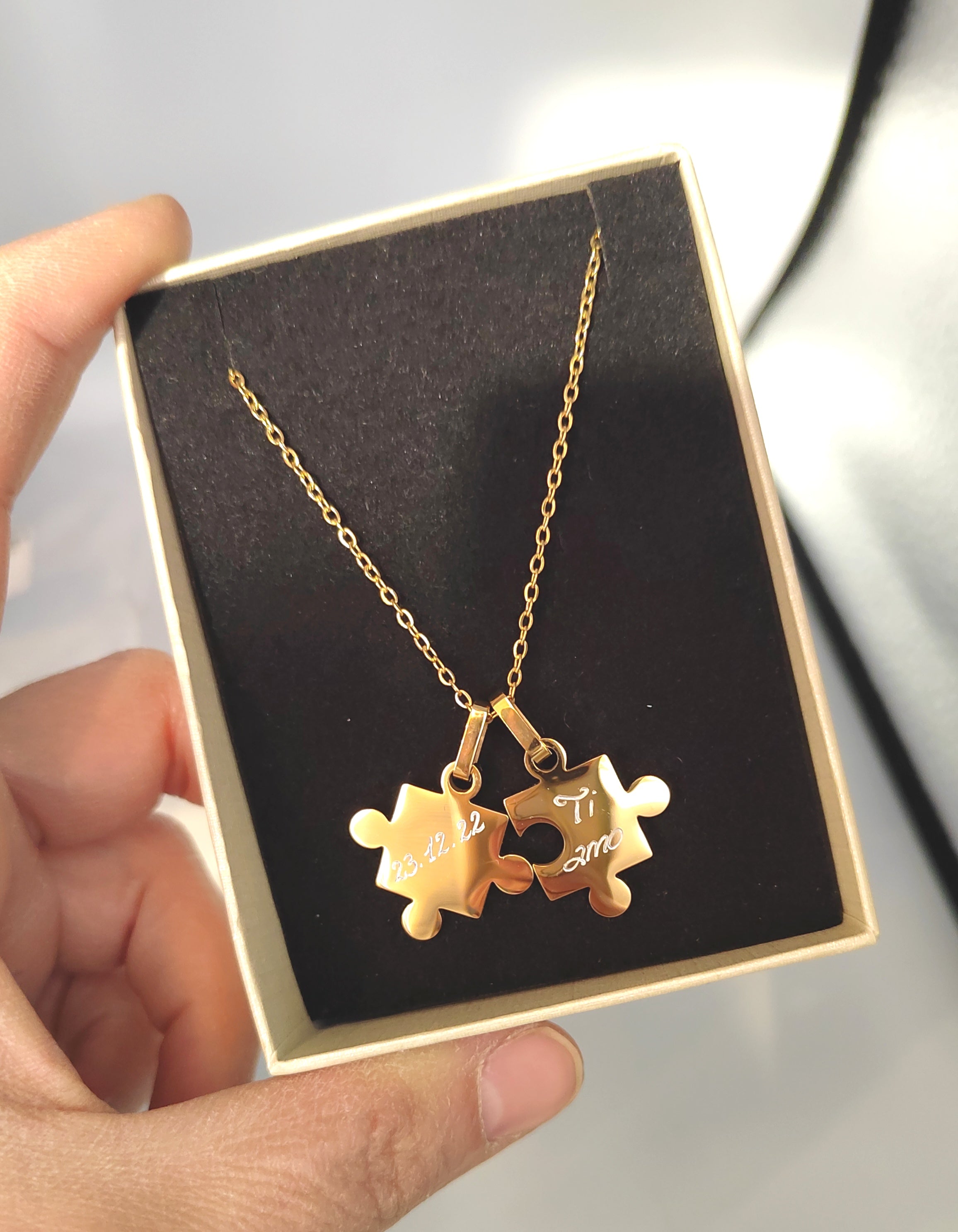 collana con coppia di puzzle con incisione in acciaio gold