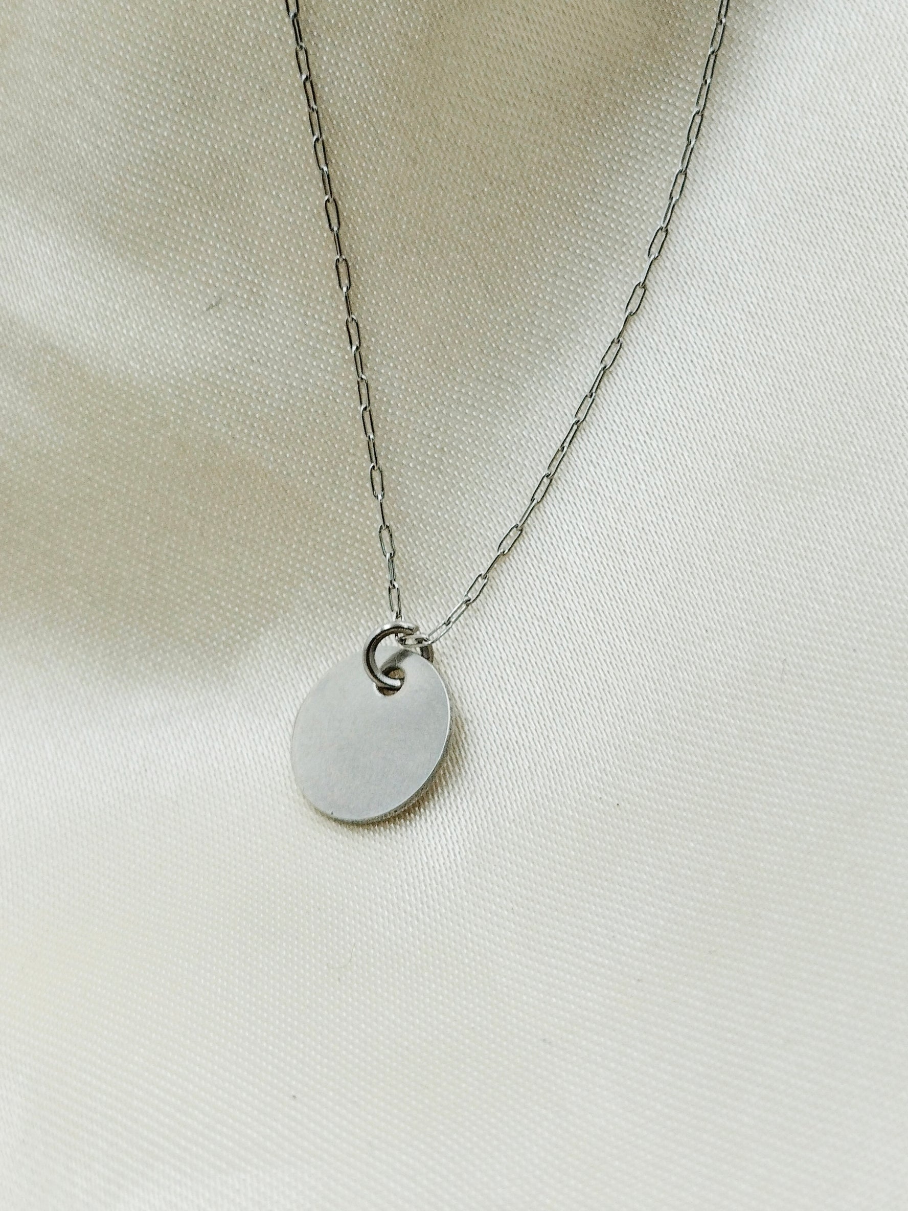 Collana sottilissima con ciondolo in acciaio
