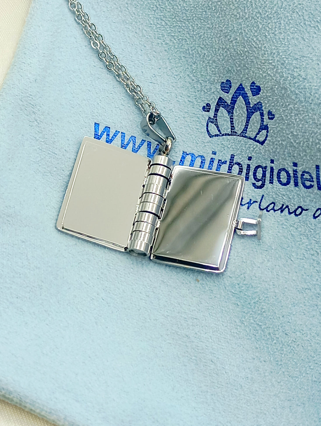 Collana con libro piccolo in acciaio
