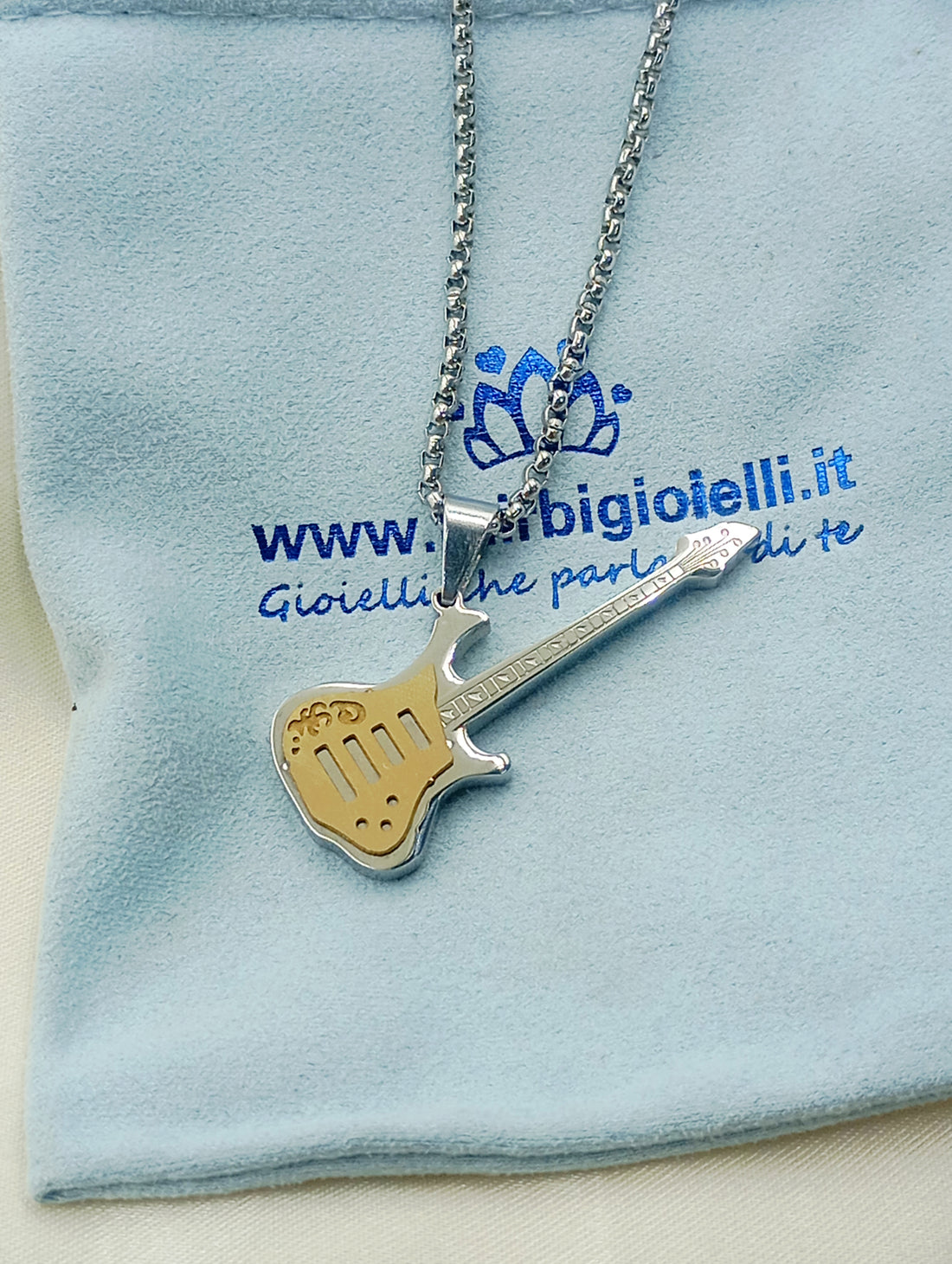 Collana con chitarra decorata