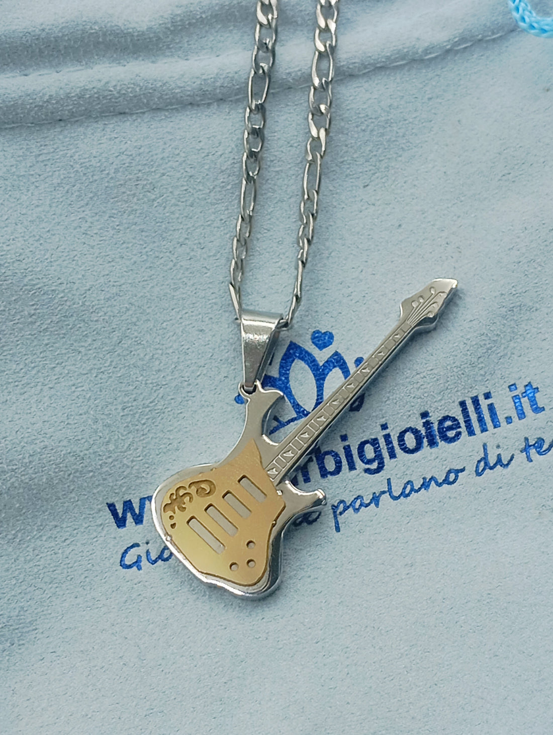 Collana con chitarra decorata