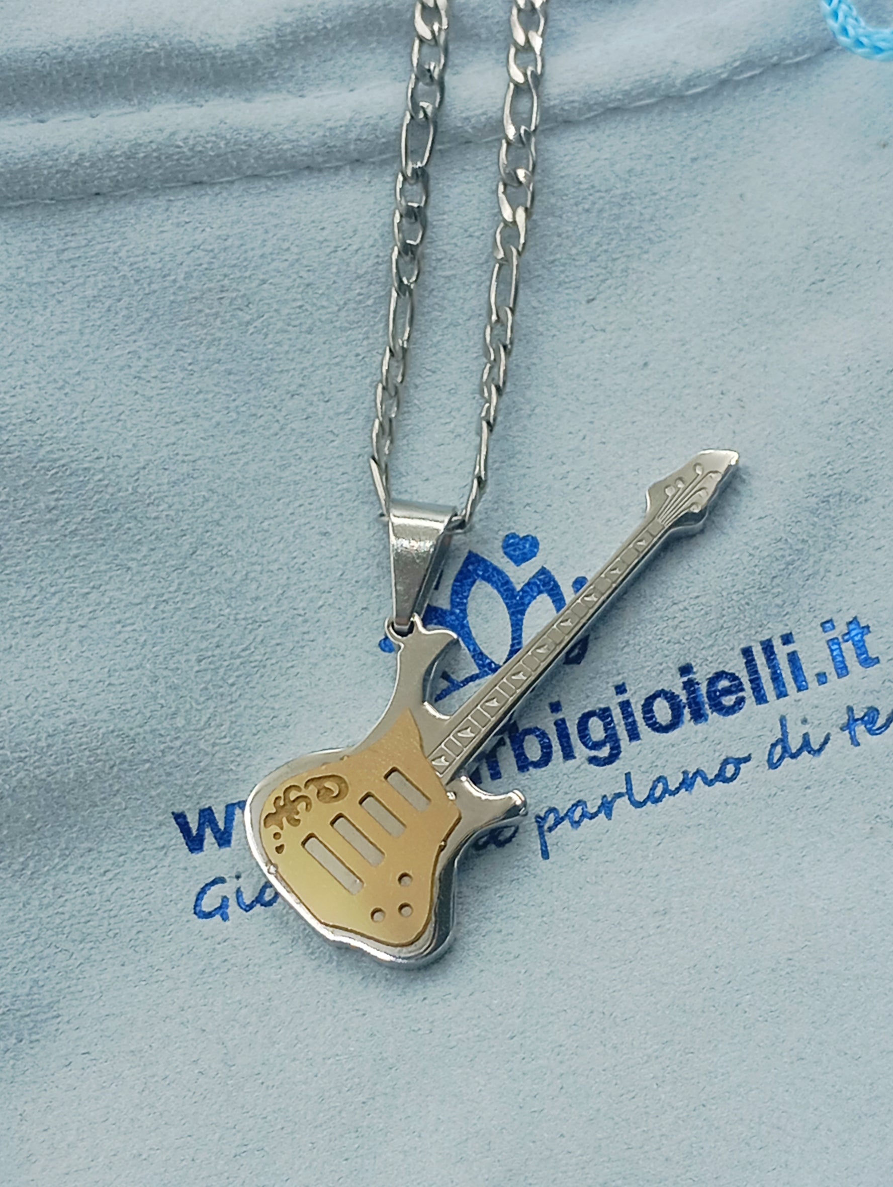 Collana con chitarra decorata